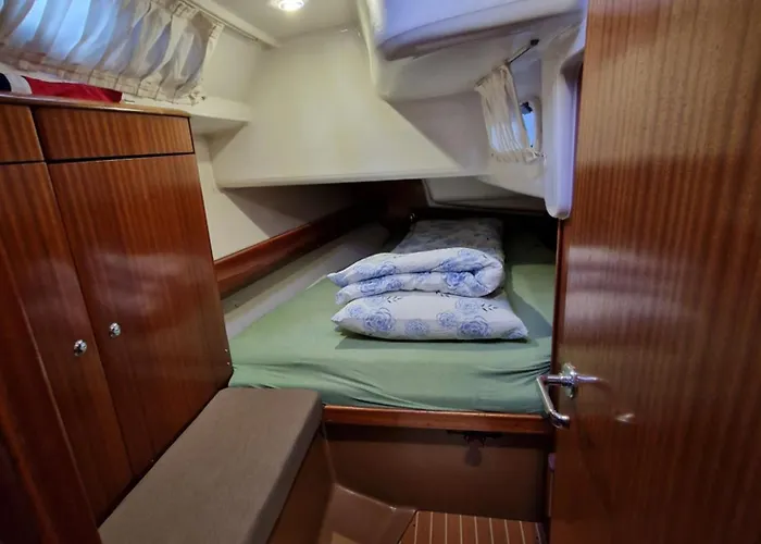 Bådhotel Barents Sail Sailboat Lomvi *